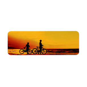 Étiquette Mère et fils faisant du vélo à la plage