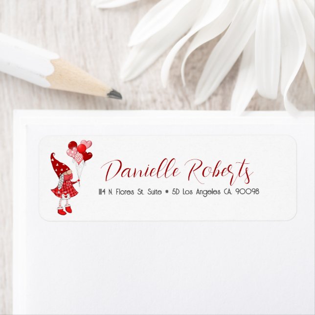 Étiquette Mignonne fille gnome tenant des ballons cardiaques (En situation)