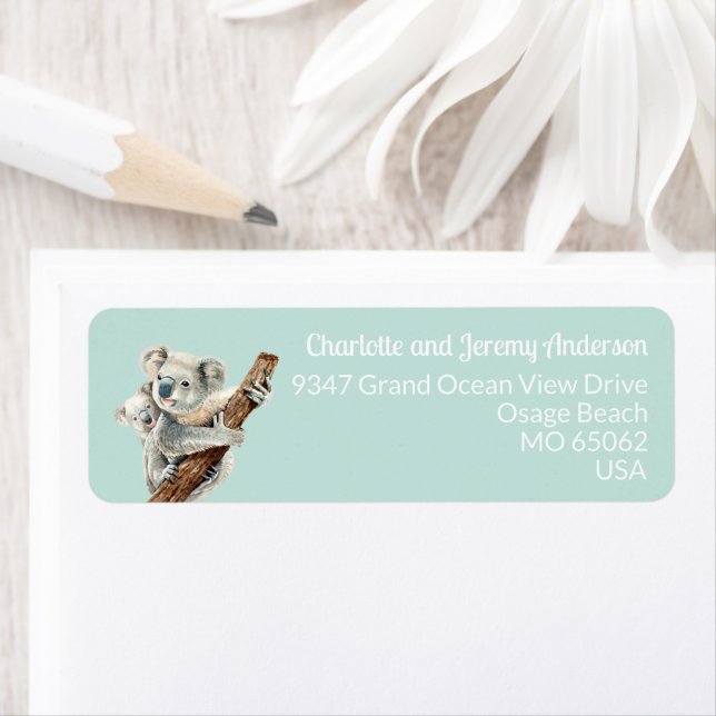 Étiquette Mignonne maman et bébé aquarelle Koala sur vert cl (En situation)