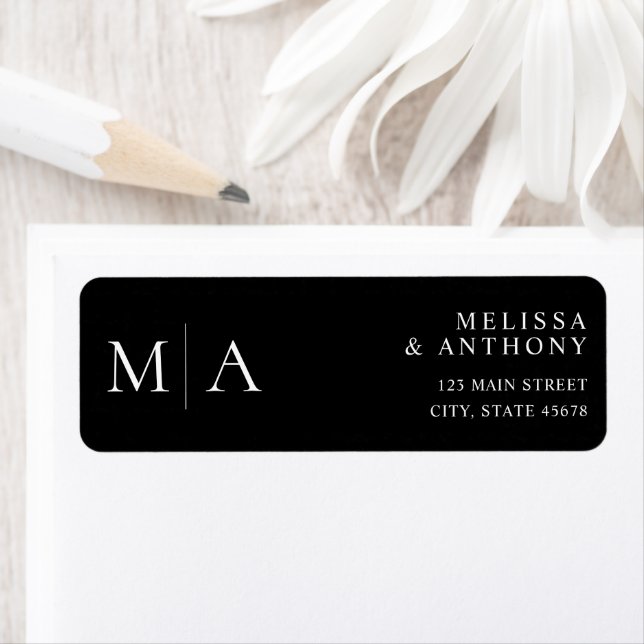 Étiquette Modern Black and White Wedding Return Address (En situation)