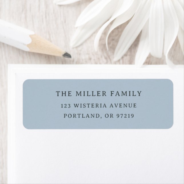 Étiquette Modern Blue Elegant Family Name Return Address (En situation)