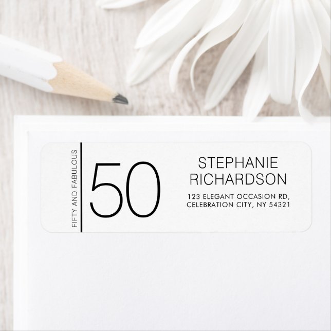 Étiquette Modern Minimal Fifty and Fabulous 50th Birthday (En situation)