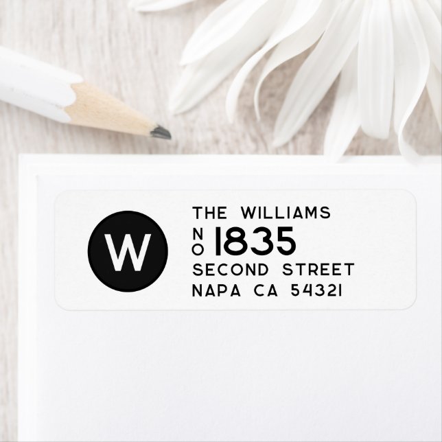 Étiquette Monogramme d'adresse de retour minimal moderne (En situation)