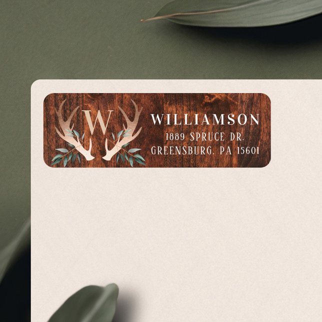 Étiquette Monogramme de famille de cerfs de bois rustique An (Rustic Wood Deer Antler & Greenery Family Monogram Label)