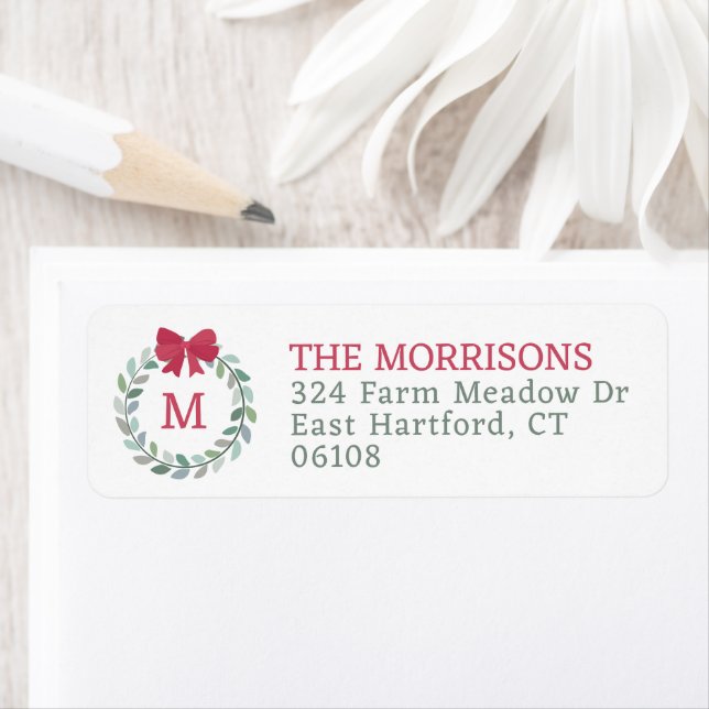 Étiquette Monogramme de la couronne rouge de Noël (En situation)