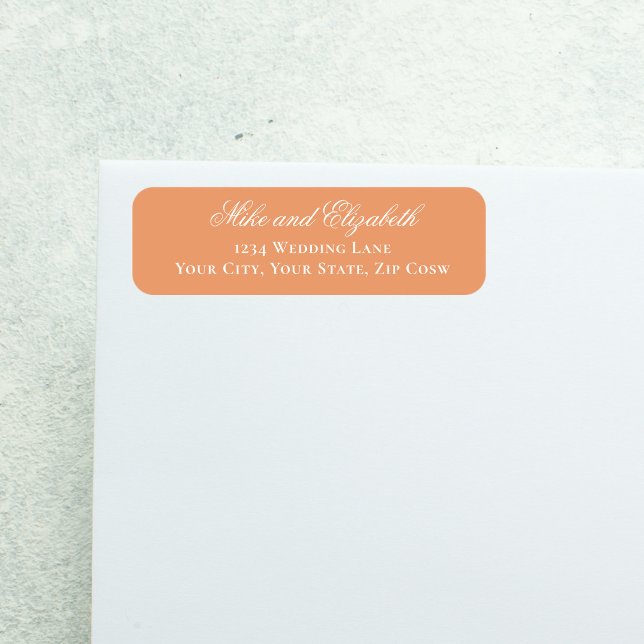 Étiquette Monogramme de mariage aux pêches, écriture florale (Peach calligraphy return address label with couple names, elegant wedding envelope styling)