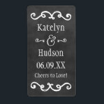 Étiquette Monogramme de mariage écriture tableau noir rustiq<br><div class="desc">Conception d'étiquette de faveur de bouteille de vin de mariage fantaisiste ou autre bouteille de boisson comporte un monogramme de mariage et un texte personnalisé "à la santé de l'amour !" dans une police manuscrite élégante avec un cadre de parchemin esquissé. Fond doux de style tableau noir avec un aspect...</div>