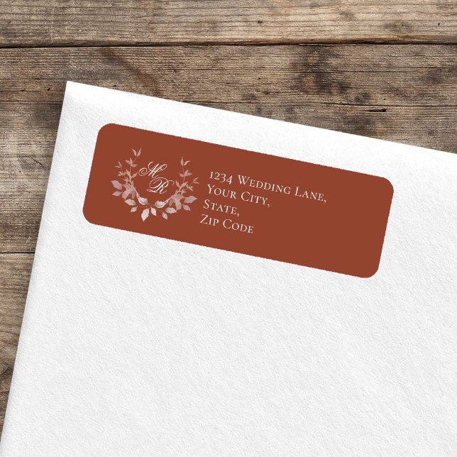 Étiquette Monogramme de mariage en Bourgogne, écriture flora (Burgundy monogram return address label on white envelope, rustic wood background)