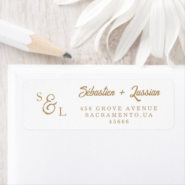 Étiquette Monogramme élégant en écriture dorée pour l'adress (En situation)