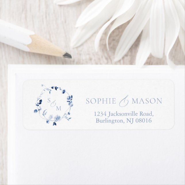 Étiquette Monogramme floral bleu poussiéreux (En situation)