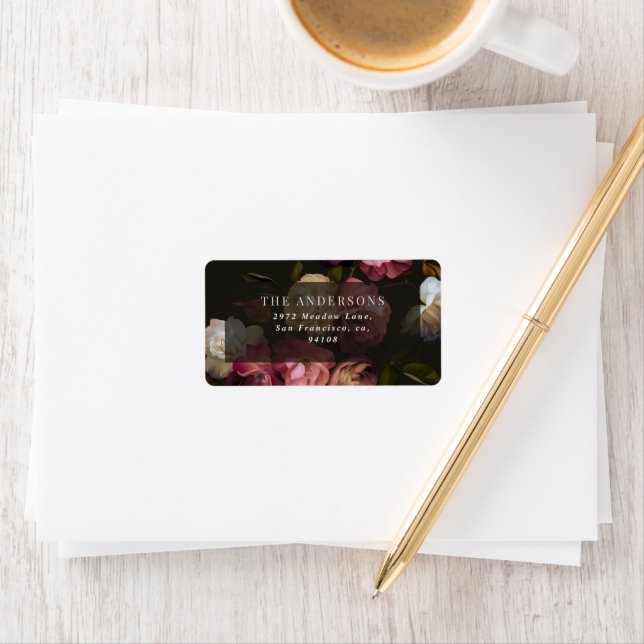 Étiquette Moody Floral Wedding Dark Romantic Black Burgundy (En situation)