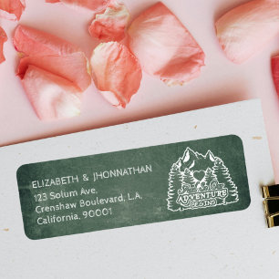 Étiquette Mountain Adventure commence Green Rustic Chalkboar