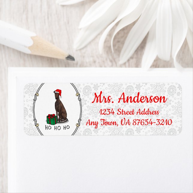 Étiquette Noël Santa Hat Greyhound Chien (brindle) mignonne (En situation)