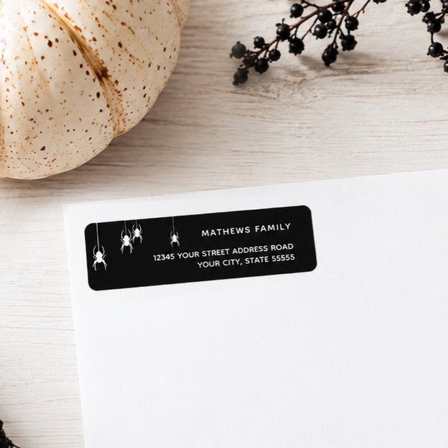 Étiquette Noir avec blanc quatre araignées pour Halloween (Send out festive seasonal mail with this spooky hanging spiders gothic Halloween design. )