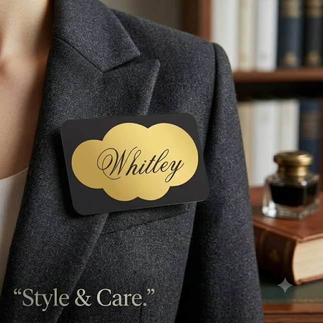 Étiquette nominative en métal doré sur fond noir é (Custom Metallic Gold Name Tag on Elegant Black Design)