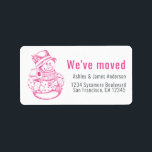 Étiquette Nous avons déménagé Vintage Christmas Snowman Nouv<br><div class="desc">Nous avons déplacé l'étiquette d'adresse de retour avec une image de bonhomme de neige vintage Noël, simplement ajouter votre nom de famille et adresse dans fuchsia rose et off-black style typographie moderne. Festive vacances déménagement pour votre changement d'adresse. Conçu exclusivement pour vous par Happy Dolphin Studio. Si vous avez des...</div>