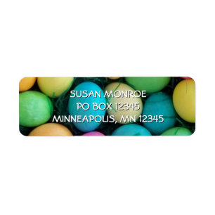 Étiquette Oeufs de Pâques aux couleurs vives dans un panier 