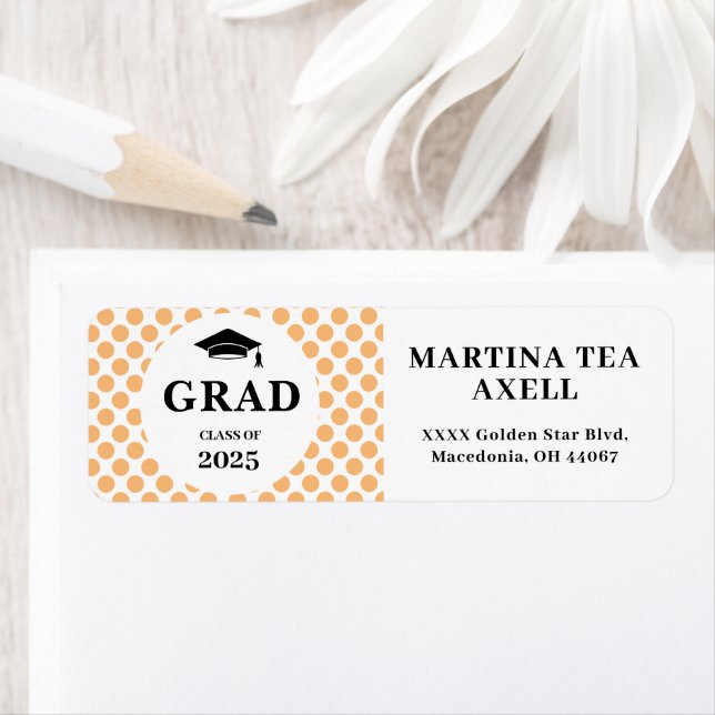 Étiquette Peach Dots Graduation Return Address Label (En situation)