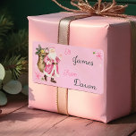 Étiquette Pink Christmas Retro Vintage Santa Claus à De<br><div class="desc">Élevez vos cadeaux de vacances avec nos Étiquettes vintage de Noël "A et A" adorables. Ces délicieux étiquettes apportent une touche de nostalgie à chaque présent, avec un autocollant brillant et blush orné d'un Père Noël rose vintage peint à la main, portant joyeusement un sac de cadeaux. Notre design saisit...</div>