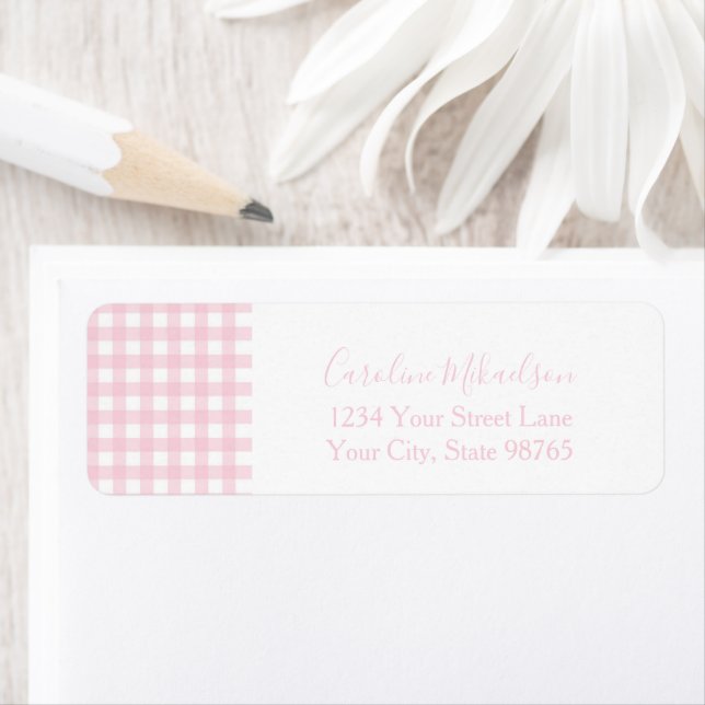 Étiquette Pink Gingham Monogram Personalized (En situation)