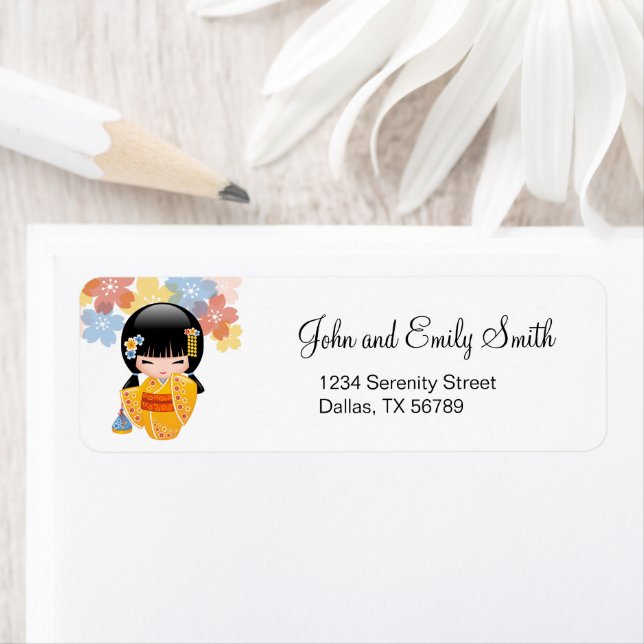 Étiquette Poupée d'été Kokeshi - Kimono Jaune Geisha Girl (En situation)