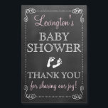 Étiquette Pour Bocaux Chalkboard Look Baby shower Merci Invité Favoriser<br><div class="desc">Un vintage tableau de bord look baby shower invité faveur autocollant. Ce étiquette est imprimé sur du papier imperméable et résistant aux rayures. Personnalisé avec le nom de la mère à être et "Merci pour partager notre joie".Customisez toutes les polices, couleurs et texte. De jolies petites empreintes de bébé sont...</div>