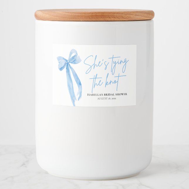 Étiquette Pour Bocaux Dusty Blue Bow She's Tying the Knot Fête des marié (Devant)