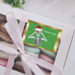 Étiquette Pour Bocaux Fun Christmas Skeleton brillant Ornements Gold Bor<br><div class="desc">Ce étiquette personnalisé pour un bocal alimentaire a un squelette amusant tenant des ornements rouges et verts brillants jusqu'à ses yeux en portant un casquette du Père Noël rouge sur un arrière - plan vert avec de minuscules étincelles d'or à l'intérieur d'un cadre doré brillant. Customisez votre texte avec le...</div>