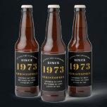 Étiquette Pour Bouteilles De Bière 50th Birthday Born 1973 Ajouter Nom Black Gold<br><div class="desc">Anniversaire personnalisé ajoutez votre nom et étiquette de bière année. Modifiez le nom et l'année avec le modèle fourni. Un merveilleux accessoire de fête d'anniversaire personnalisé. Plus de cadeaux et de fournitures de fête disponibles avec le design "normes de fixation" dans le magasin.</div>