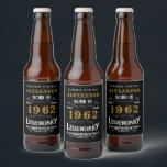 Étiquette Pour Bouteilles De Bière 60th Birthday 1962 Ajouter le nom Vintage Black Go<br><div class="desc">Un design étiquette classique personnalisé pour cette fête d'anniversaire. Plus de cadeaux et de fournitures de fête pour cette fête disponibles avec le design "légendaire" dans le magasin.</div>