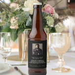 Étiquette Pour Bouteilles De Bière Coutume d'anniversaire photo faits amusants bio ho<br><div class="desc">Peut être utilisé sur le devant d'une bouteille,  mais est destiné pour le dos. Pour une fête d'anniversaire pour un gars,  homme. Personnalisez et ajoutez votre propre photo du jubilé. Ajoutez votre texte,  faits amusants,  biographie sur l'homme d'anniversaire,  et ajoutez vos noms. Un fond noir classique et texte blanc.</div>