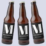 Étiquette Pour Bouteilles De Bière Groomsman Monogramme Nom Noir<br><div class="desc">La typographie moderne minimaliste nom monogramme design en blanc sur noir,  qui peut être changé pour personnaliser. Parfait pour remercier votre Groomsman ou Best Man pour toute leur aide et leur soutien pour rendre votre mariage extraordinaire.</div>