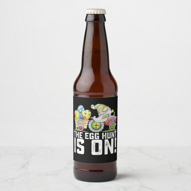 Étiquette Pour Bouteilles De Bière La Chasse Aux Oeufs Est Sur Gnome Drôle Pâques (Devant)