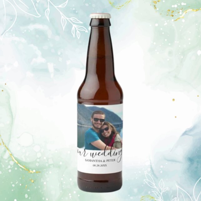 Étiquette Pour Bouteilles De Bière Photo personnalisée Mariage détendu moderne (Create lasting memories with a custom photo modern relaxed wedding beer bottle label.)
