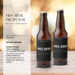 Étiquette Pour Bouteilles De Bière Proposition de fabricant de bières gratuite<br><div class="desc">Funny Black Étiquette Groomsman et Best Man Proposition. Comprend les mots GRATUIT BIÈRE en gros caractères avec les termes listés en très petite impression.</div>
