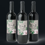 Étiquette Pour Bouteilles De Vin 4ever Nouveau mariés Initiales Coeur rose vert fle<br><div class="desc">Félicitations à votre mariage ! ! Cet élégant étiquette de bouteille de vin de mariage a été conçu avec un mariage rustique chic à l'esprit, avec un magnifique magnolia rose blanc, baies magenta et branches d'eucalyptus vert sur un arrière - plan de lin couleur naturelle. Paraphes des jeunes mariés à...</div>
