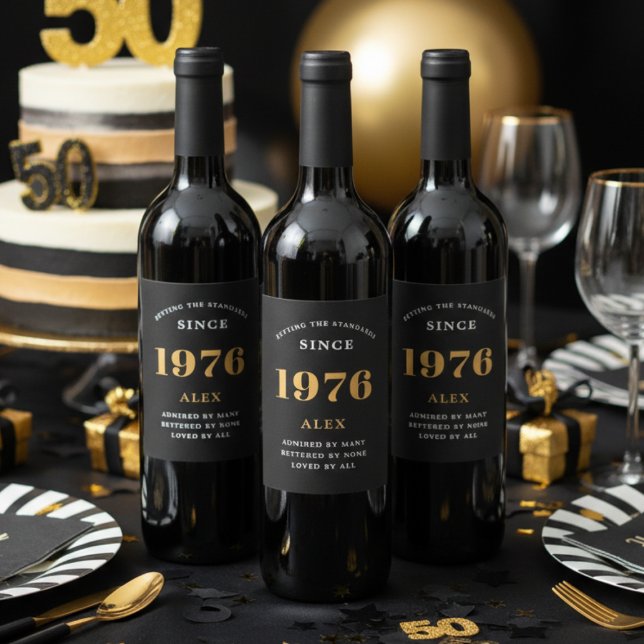 Étiquette Pour Bouteilles De Vin 50e anniversaire Nom 1976 Black Gold Elegant Chic (1976 wine bottle labels on a table. )