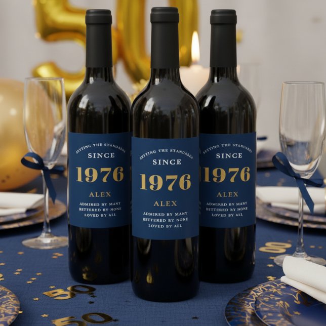 Étiquette Pour Bouteilles De Vin 50e anniversaire Nom 1976 Blue Gold Elegant Chic (Blue and gold 50th birthday wine bottle labels on some red wine bottles)