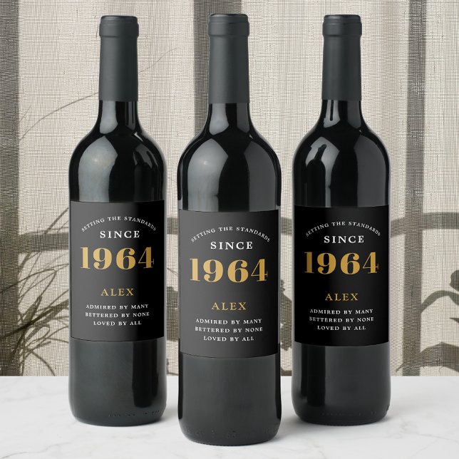 Étiquette Pour Bouteilles De Vin 60e anniversaire Nom 1964 Black Gold Elegant Chic (1964 Vintage 60th Birthday Black & Gold Elegant Wine Label. Celebrate your milestone in style.)