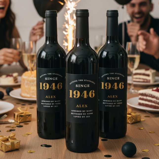 Étiquette Pour Bouteilles De Vin 80e anniversaire Nom 1946 Black Gold Elegant Chic (1946 wine bottle labels on dark wine bottles sat on a party table.)