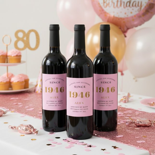 Étiquette Pour Bouteilles De Vin 80e anniversaire Nom 1946 Pink Gold Elegant Chic (1946 Pink wine bottle labels on a party table.)