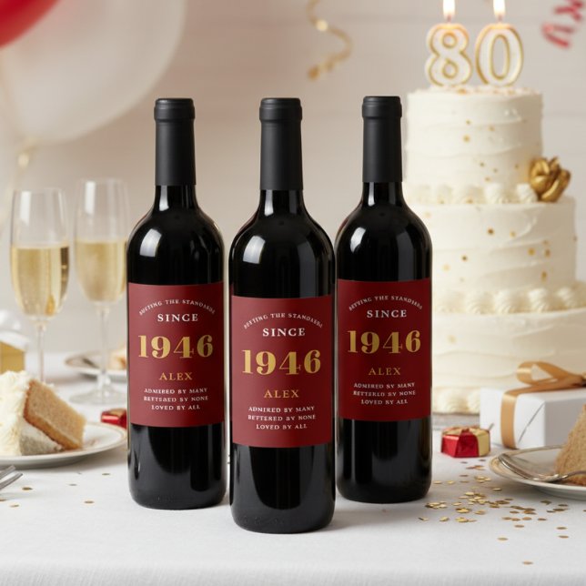 Étiquette Pour Bouteilles De Vin 80e anniversaire Nom 1946 Rouge or élégant chic (Red wine bottle labels on dark wine bottles.)