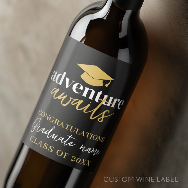 Étiquette Pour Bouteilles De Vin Aventure Await - Nom Casquette Black Gold Graduati (Custom Graduation Wine Label - Celebrate the Graduate!)