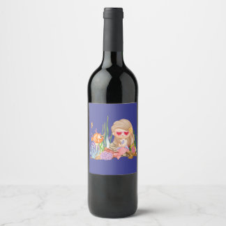 Étiquette Pour Bouteilles De Vin Belle CHEVELURE BRUNE de sirène jouant dans la mer