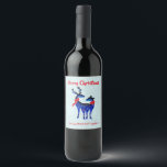 Étiquette Pour Bouteilles De Vin Blue Nordic Christmas Reindeer Pair<br><div class="desc">Étiquette de bouteille de vin personnalisé avec un arrière - plan vert clair et blanc à l'aspect enneigé. Illustré par une paire de cerfs bleus scandinaves portant des foulards rouges. Avec des marquages décoratifs sur le corps.</div>