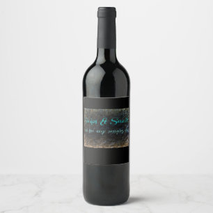 Étiquette Pour Bouteilles De Vin Bouts de crayon et queues de chiots à l'air libre
