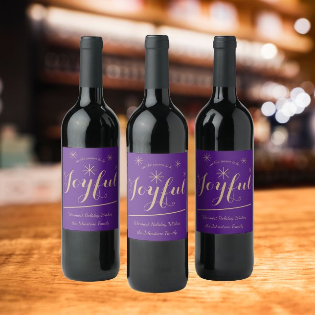 Étiquette Pour Bouteilles De Vin Cadeau C'est la saison pour être Joyeux Personnali (Make an elegant statement with these custom Joyful purple wine bottle labels.)