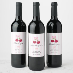 Étiquette Pour Bouteilles De Vin Cerise sur le dessus de la Robe de Mariée Coquette