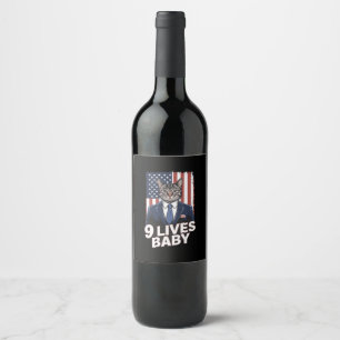 Étiquette Pour Bouteilles De Vin Chat dans une suite avec la coiffure Trump Drapeau