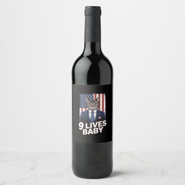 Étiquette Pour Bouteilles De Vin Chat dans une suite avec la coiffure Trump Drapeau (Devant)